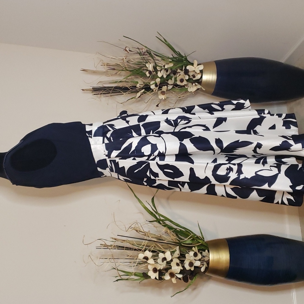 High-low navy blue and white dress, with two strands of navy blue pearls. - Picture 6 of 9